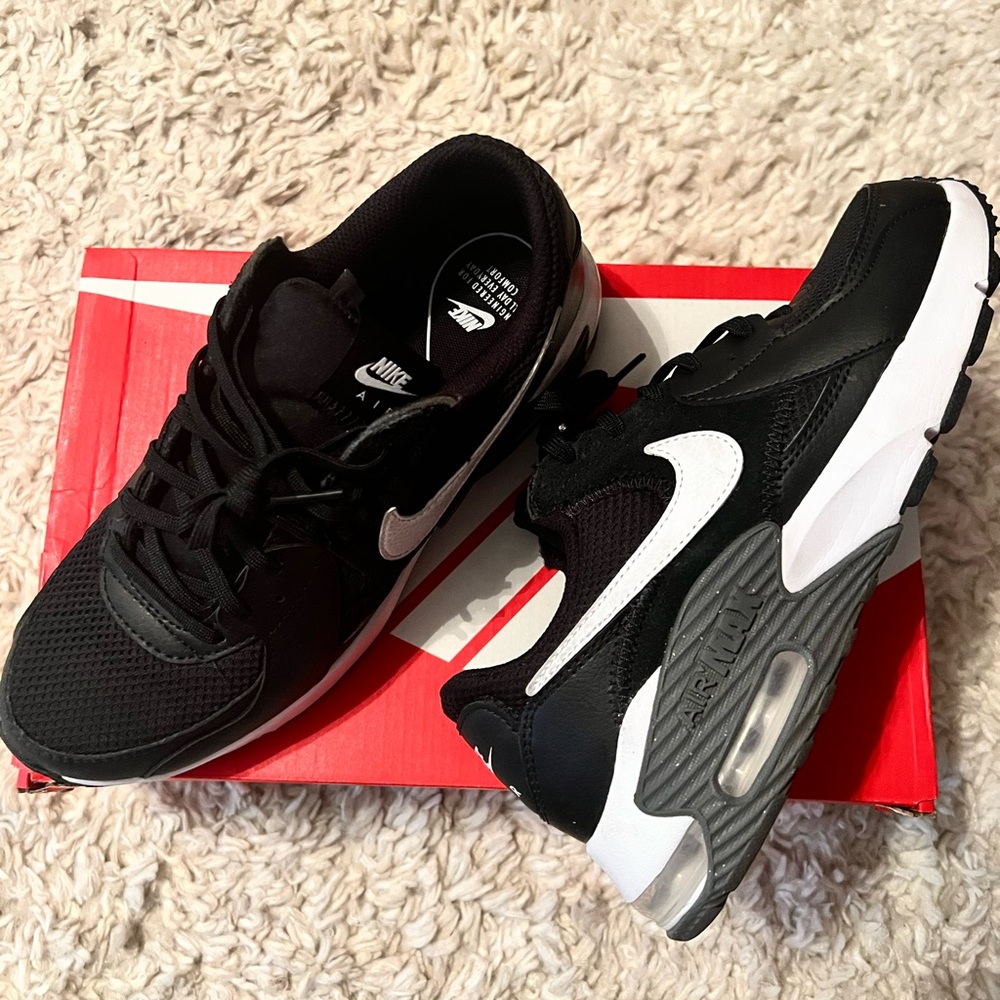 Women’s Nike 7.5 airmax black & white